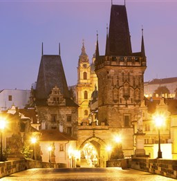 Prague_bridge_night.jpg